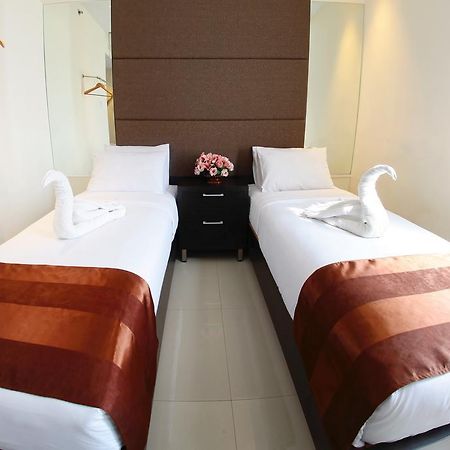 The One Hotel Makassar Exterior photo