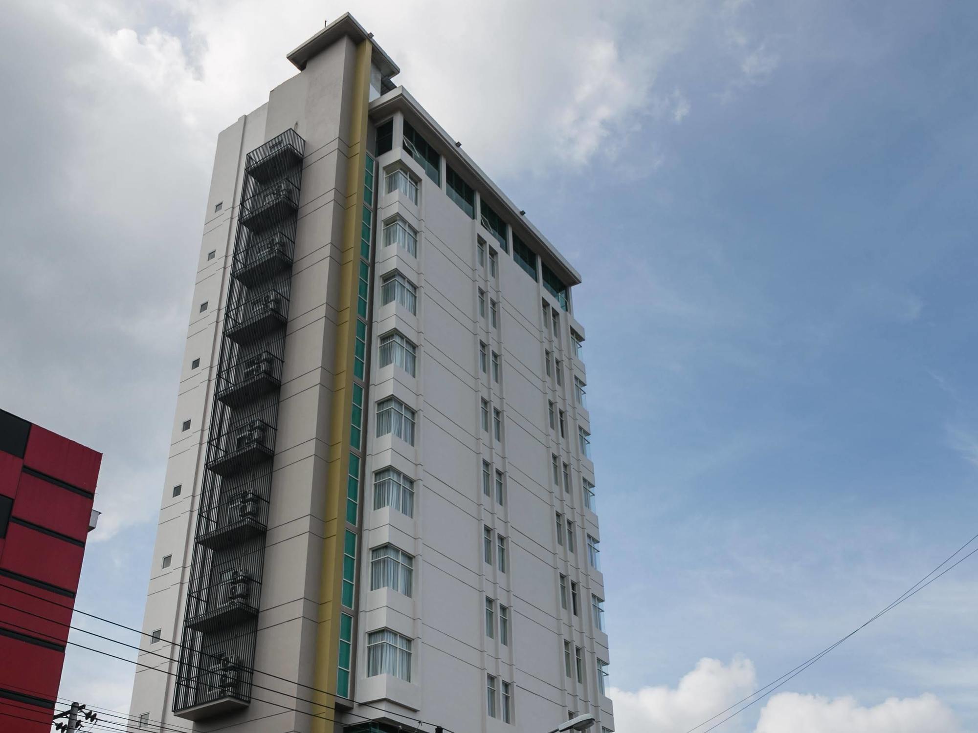 The One Hotel Makassar Exterior photo